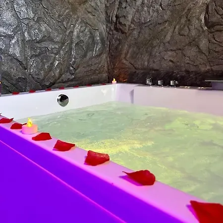 Duplex Romantique Avec Jacuzzi Privatif アパート
