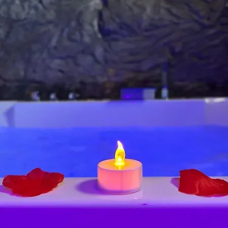 Duplex Romantique Avec Jacuzzi Privatif アパート *
