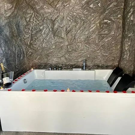 Duplex Romantique Avec Jacuzzi Privatif アパート *