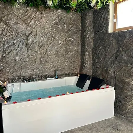 アパート Duplex Romantique Avec Jacuzzi Privatif ペルピニャン