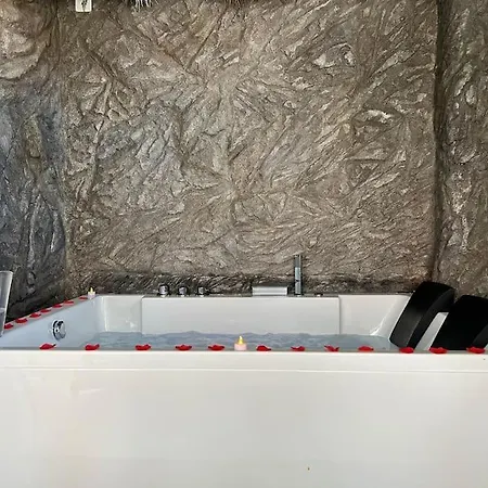 Duplex Romantique Avec Jacuzzi Privatif アパート *