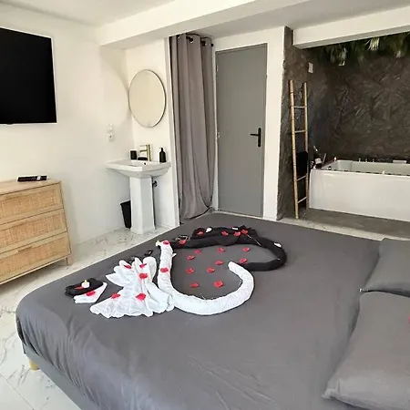 Duplex Romantique Avec Jacuzzi Privatif アパート