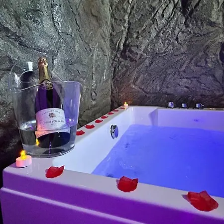 Duplex Romantique Avec Jacuzzi Privatif アパート *